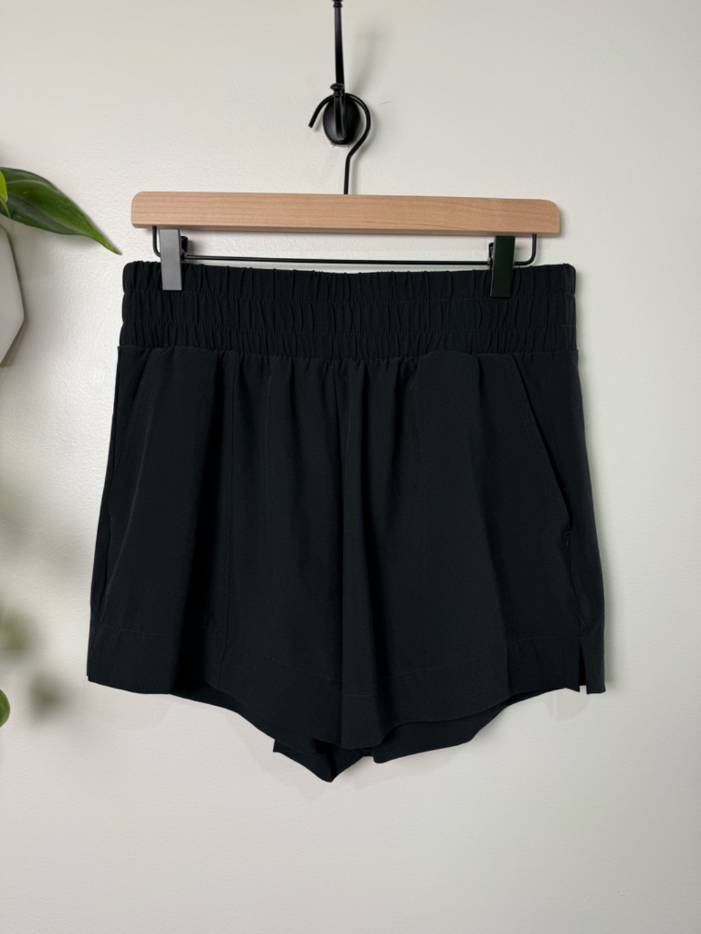 Abercrombie & Fitch Women's Unlined Athletic Shorts Black M High Rise Elastic 4"